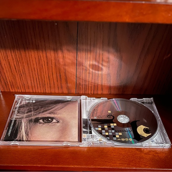 Breakaway CD, is American Idol Winner Kelly Clarkson’s 2nd Studio Album, Nov 04 - Picture 5 of 6